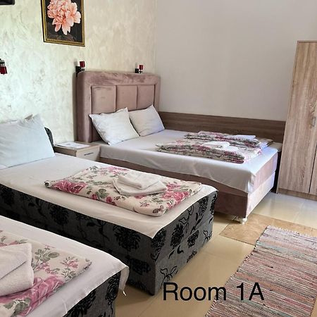 Sobe Sa Sopstvenim Kupatilom Private Rooms Bathroom In Center Нови-Сад Экстерьер фото