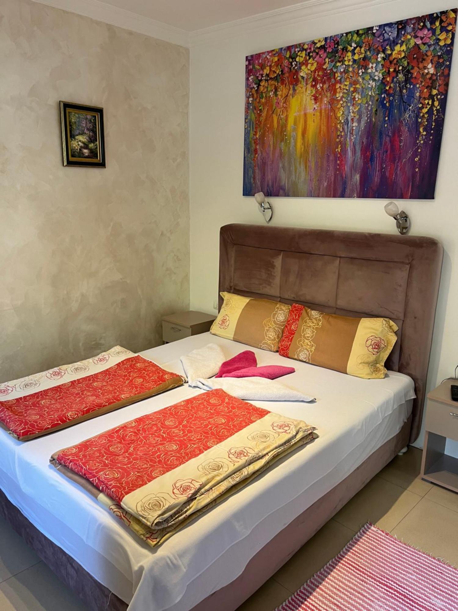 Sobe Sa Sopstvenim Kupatilom Private Rooms Bathroom In Center Нови-Сад Экстерьер фото