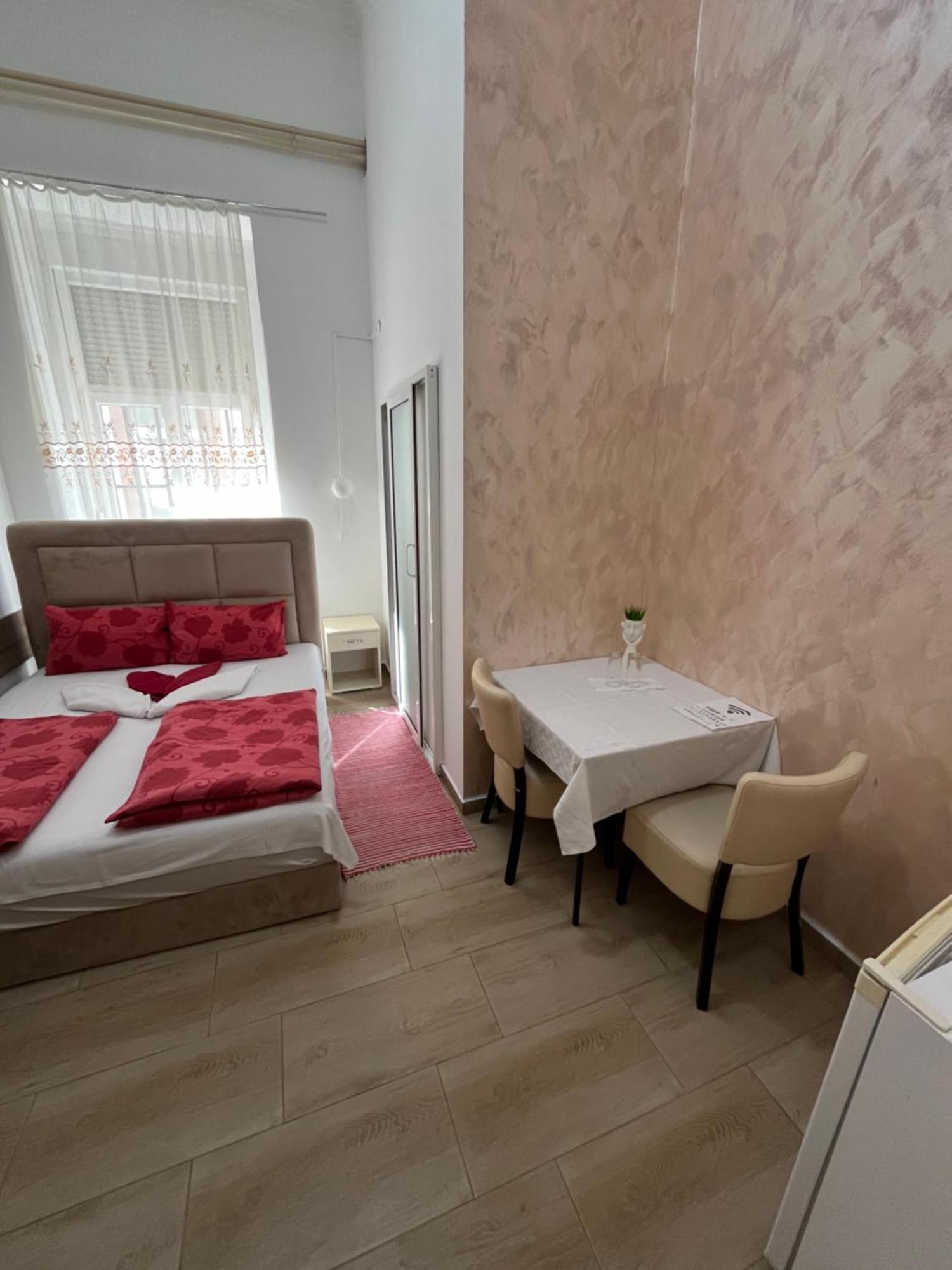 Sobe Sa Sopstvenim Kupatilom Private Rooms Bathroom In Center Нови-Сад Экстерьер фото